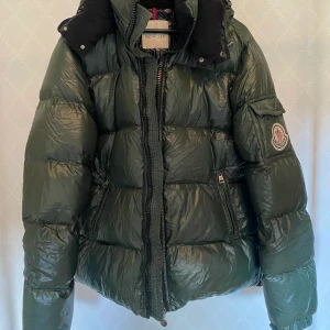 Moncler Himalaya skogs grön - Storlek 5 (XL) finns 3 mindre flaws (zip pullen uppåt saknas, dvs den med moncler loggan) sen finns det 2 mini hål på muddarna