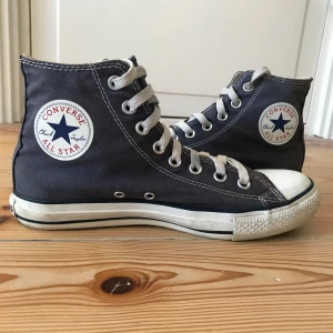 Converse - Jättefina blåa äkta converse. Limmet har ”lossnat” lite vilket har gjort att den har två små glipor på ena skon, se bild 3. Dock ingenting som stör varken funktion eller utseende☺️
