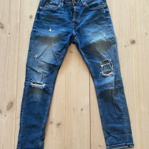 Replay jeans  - Säljer mina knappt använda replay byxor. Modellen är en boyfriend så den är lite större. Storlek är w25/26 beroende på hur du vill att dom ska sitta 