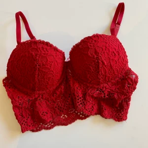 Röd spetsbh/topp - Supersnygg spetsbh med lite pushup. Använd bara några få gånger. Lappen är inte kvar men stl är ca 75A.  Kampanj: KÖP 3 BETALA FÖR 2