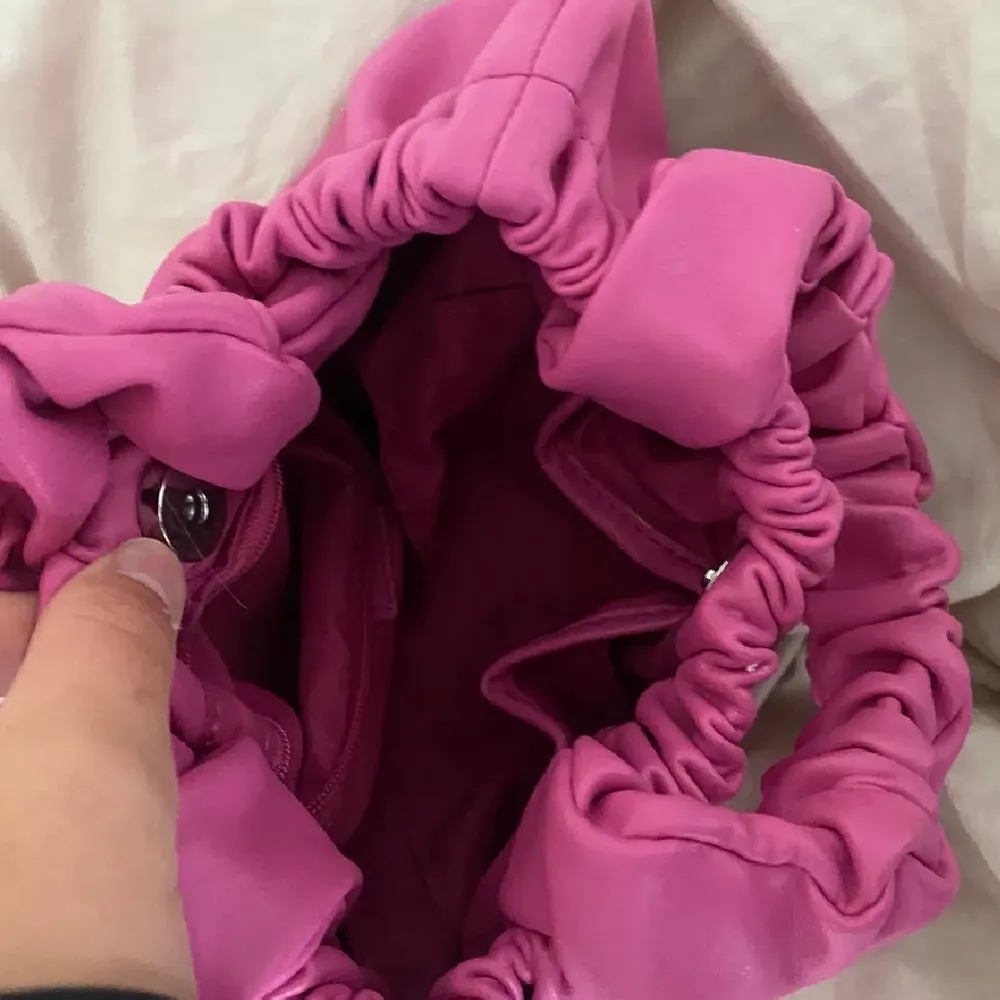 Säljer denna supersnygga rosa väska från NAKD. Köpt i somras och använd typ 2 gånger Max. Jättebra skick. OneSize. Frakt på 60kr tillkommer!💕💕. Väskor.