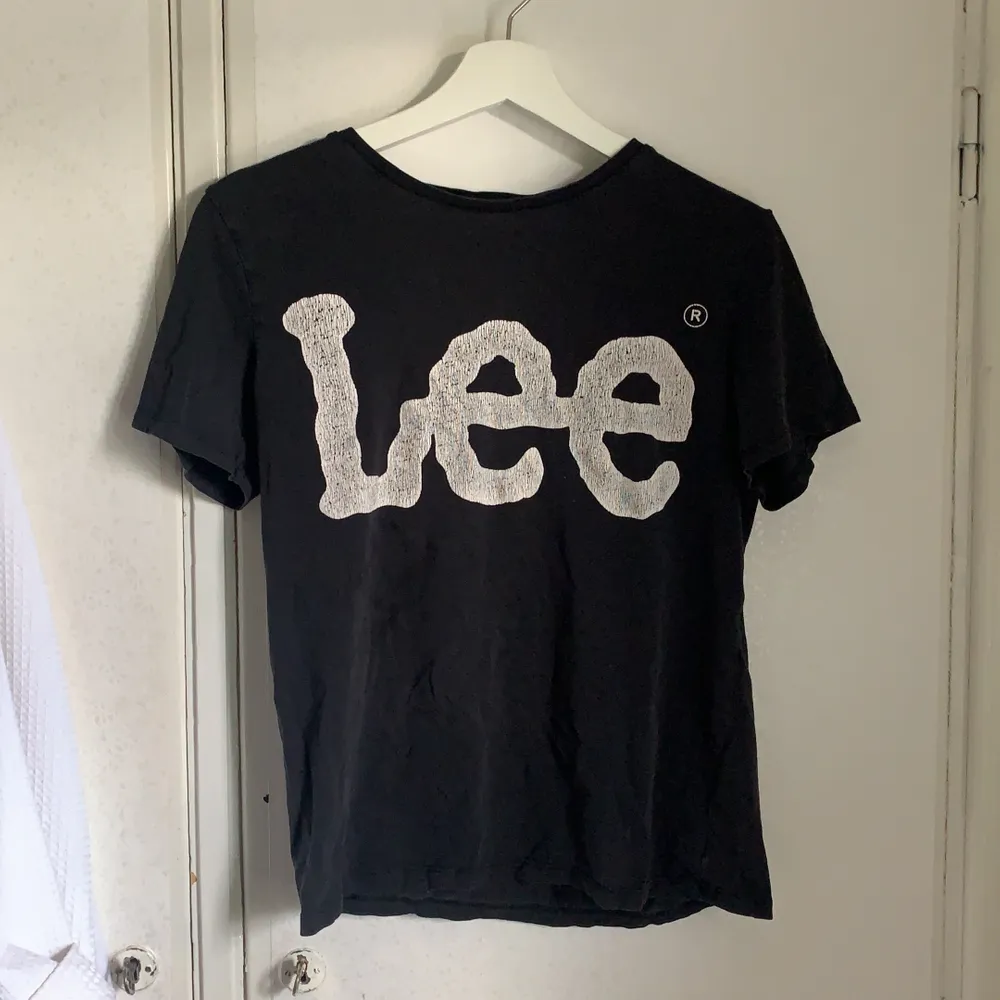 En svart Lee tröja med vit text. I storlek Xs. . T-shirts.