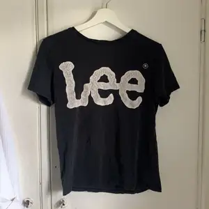 En svart Lee tröja med vit text. I storlek Xs. 