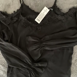 Blus från Gina Tricot  - Jättegullig blus från Gina tricot, aldrig använd. 