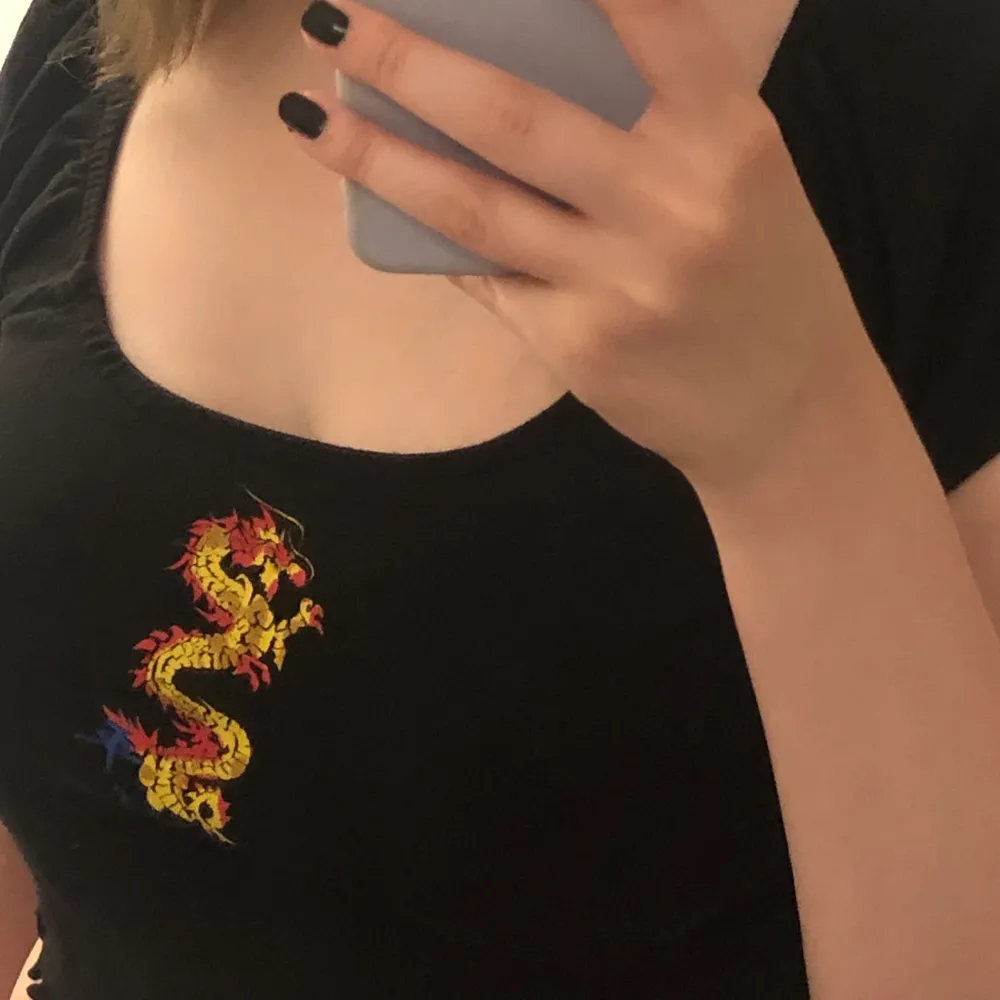 Jättecool croptop med drakmotiv som även kan bäras som off-shoulder top ! Köptes på Urban Outfitters. Den är använd men i fint skick. Köparen står för frakt <3 . Toppar.