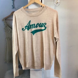 Zadig Voltaire tröja - Första bilden lånad. Perfekt tröja till hösten! Lägger ut igen pga oseriösa köpare. Stl S men passar även på en M. Har fått frågar angående sömmarna, tröjan är alltså inte trasig utan det är meningen att det ska vara ”slitningar” i nacken 😀💕frakt tillkommer med 44kr! Kan gå ner i pris vid snabb affär