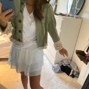 En tun jacka  - En tub jacka från Zara! Super fin och har kommer till användning läge. Den har i fint skick och passformen är jätte fin! Frakt tillkommer! 