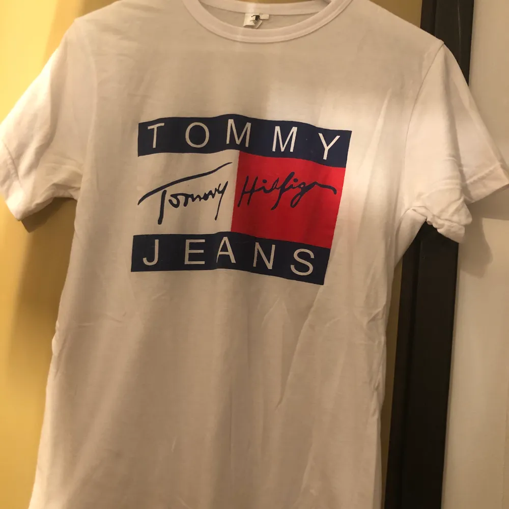 1. Vit Tommy Hilfiger tröja, storlek S. 100 kr   Finns att hämtas i Karlskrona, i stan. Fraktas för 63 kr  . T-shirts.