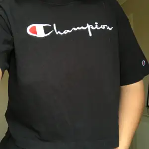 Kort T-shirt svart från Champion. Köparen står för frakt 🖤