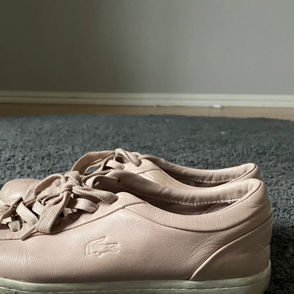 Säljer ett par rosa skor från Lacoste i storlek 39. Skorna säljs för 70kr+frakt. Skor.