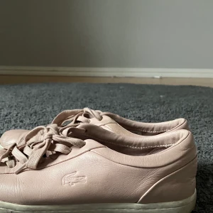 Skor från lacoste  - Säljer ett par rosa skor från Lacoste i storlek 39. Skorna säljs för 70kr+frakt