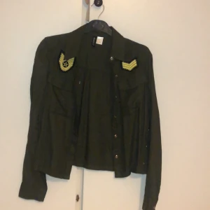 Skjorta  - Skitcool skjorta i Snyggaste färgen!!! Aldrig använt den tyvärr så säljer den vidare.