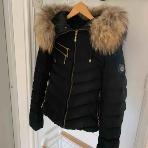  - Hollies jacka använd få gånger!! Storlek 38🌼 nypris 3499kr säljs för 1000kr! För mer info om jackan kontakta mig♥️ 