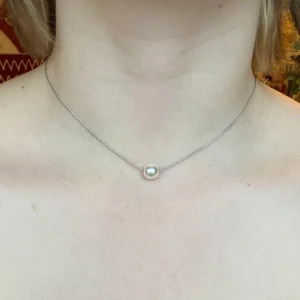 Halsband - Fint justerbart halsband med en pärla (ej äkta pärla) där fram från primark. Aldrig använt av mig, ej äkta silver. 30 kr + frakt 11 kr!