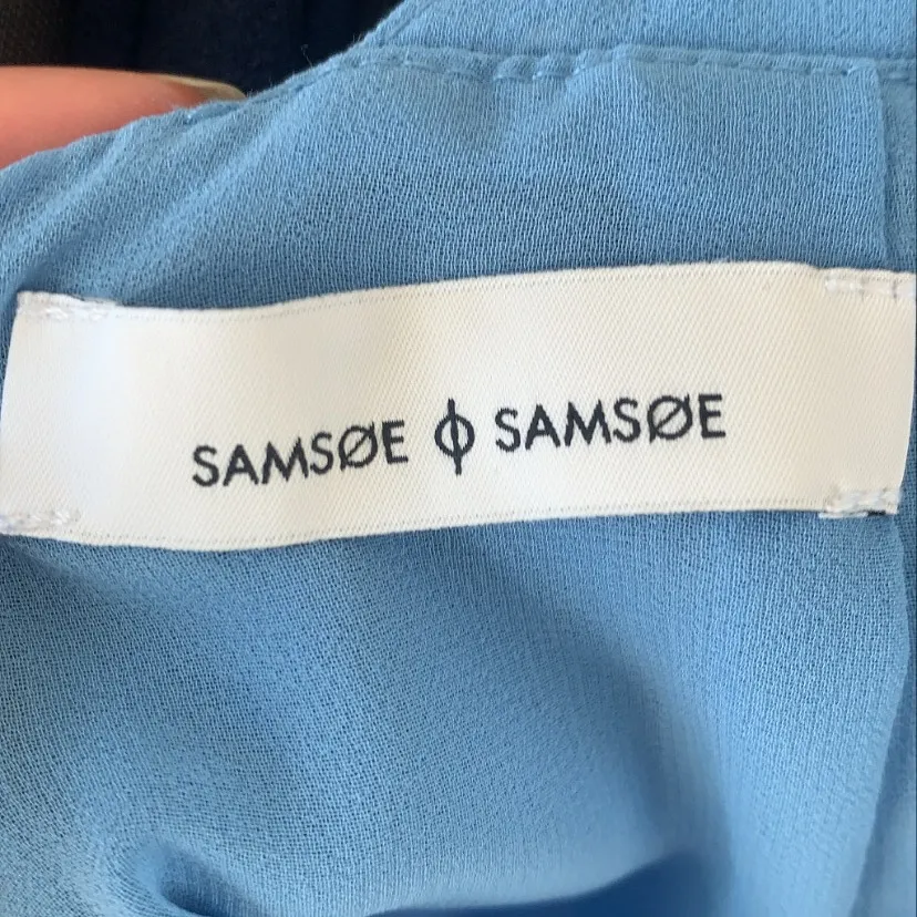 Säljer min blåa klänning från Samsoe Samsoe, bara använt den 1 gång, jättefin men fick ingen användning av den, storlek S, köparen står för frakten, nypris: 1000kr. Klänningar.