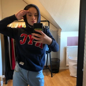 NYC Hoodie blå - Tror den e från HM barnavdelning haha? Den e svin skön inuti o lätt o mjuk. Passar en XS