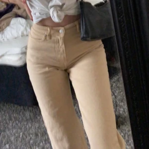Monki Yoko jeans - Monkis populära Yoko jeans i beige. Finns inga märken eller ”skador” på byxorna, säljer dom för dom har blivit för små.. använda kanske 7 ggr. Jag är 169 cm och dom passar mig bra i längden. Köparen står för frakten gissar på att de blir ungefär 80 kr. Köpte dom för 400 kr. Priset kan diskuteras!