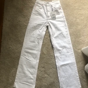Oanvända Zara jeans - Säljer dessa jeans från Zara som är helt oanvända (prislapp kvar) i modellen ”Hi-rise - full length - Wide leg! Säljer pga att jag inte använt dem sedan köp (ca 1 månad sen). Nypris: 399kr, pris kan diskuteras, buda! 💞 Kund betalar frakt! Bud: 260