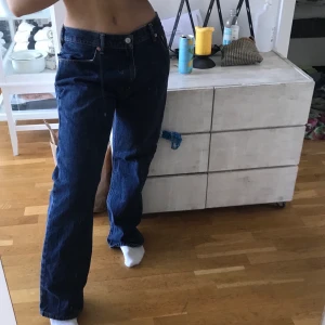 Levis Jeans - Säljer ett par så snygga lågmidjade Levis jeans då dom tyvärr är lite stora på mig. I storleken w33 l32 men passar som S-M. Skriv privat för fler bilder🤎🤎