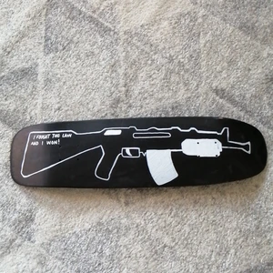 Skateboard - Egen design. Misfits grip. Size: 9. Shape: Cruiser. Kan både användas som tavla eller att åka med. 