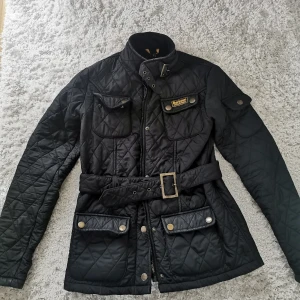 Barbour jacka  - Säljer min fina barbour jacka (ej äkta) Har ett varmt innertyg som fleece så håller värmen bra. Har blivit lite blekt vid kragen av smink  som kan ses vid bild 3. Men borde gå bort i tvätten.  Storlek S 