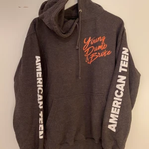 Khalid world tour hoodie - Köpt på Khalids konsert - Amarican Teen. BUDA- avslutas Torsdag🧡 senast bud- 200kr