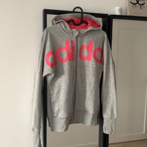 Adidas ziphood  - Grå ziphood med rosa detaljer från adidas köpt i barnstorlek men är som en xs/s 