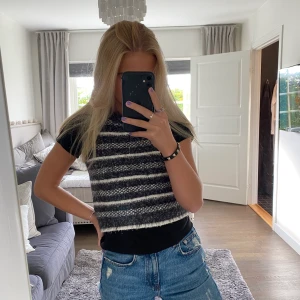 Stickad Väst Zara - Suuuper fin stickad väst från Zara i storlek S. Köpt förra hösten men bara använd några få gånger. Buda från 150kr💗