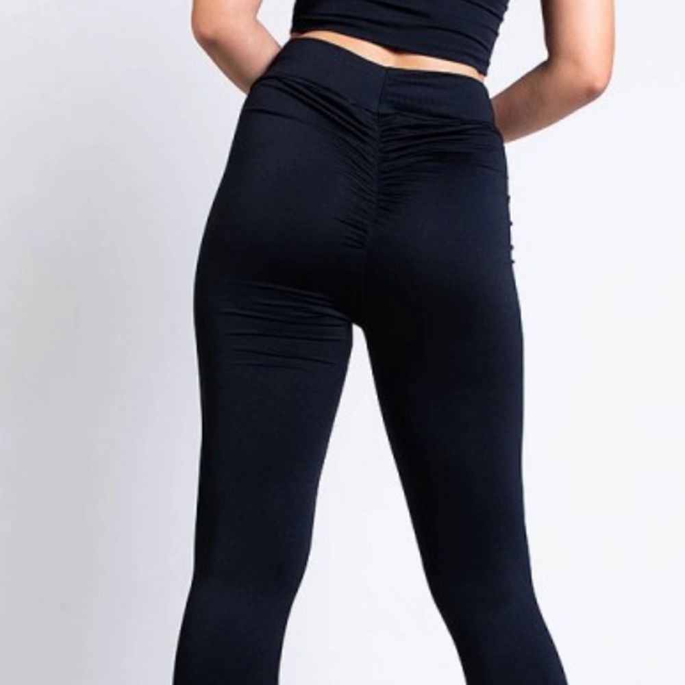 Fina leggingsen ”Do whatever” från Madlady, endast använda 1 gång!  Storlek S, men stretchiga med 8% elastan. ☺️. Jeans & Byxor.