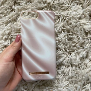 Ideal på sweden skal - Skalet är lätt repat nere i hörnet. Annars helt och fint. Köpt till en iPhone 8+ men passar även 6+ och 7+