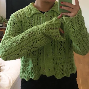 Stickad kofta - Grön stickad kofta från zara i storlek L men passar mig som har M bra, köpt nyligen och därför knappt använd 🥰