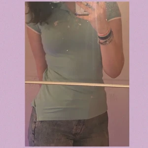 Ljusblå polo tröja✨ - Polotröja storlek xs men passar mig som är M. Polo märket är lite slitet men det är inget som syns när man har på sig den✨☺️ köparen står för frakten. Priset kan diskuteras