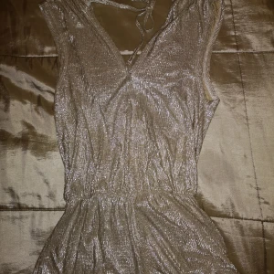 Playsuit från gina tricot 34 - Superfin playsuit från gina tricot i storlek 34