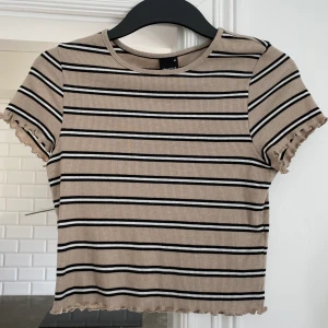 Kort topp från Ginatricot  - Superfin kort topp från Gina i storlek M men är mer som en small. 