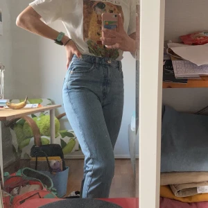 Raka monkijeans ✨✨✨ - Fina, lite använda monkijeans som passar perfekt till hösten ✨✨🧚‍♀️ säljer då de tyvärr inte är min stil längre. Byxorna liknar levi’s 501 och är i modellen kimono. Skriv om du undrar nått ✨💖✨ priset är diskuterbart ☺️☺️☺️
