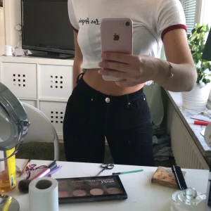 Svarta Manchester byxor - Svarta Manchester byxor ifrån amisu i storlek 32