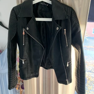 Skinnjacka  - Säljer min jätte fina skinnjacka pga att den är för liten💕 Väl andvänd men så pass bra skick att det inte märks. Kommer tyvärr inte ihåg vart jag köpt den. 200 inkl. frakt💕