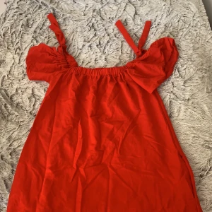Klänning från Mango - Röd of-shoulder klänning (går att ha på axlarna) från Mango❣️
