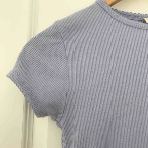  - En såå fin pastell lila ribbad topp från Urban outfitters! Passar tyvärr inte mig. Köpt för 250 kr och i bra skick  