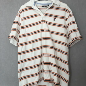 Polo tröja - En snygg och stor polo tröja, knappt använd. Köpren står för frakt. 