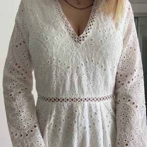 Jumpsuit från Noella Fashion - En vit jumpsuit från Noella Fashion. Köptes förra året till skolavslutning, använd en gång. Nypris 500kr. Jättefin kvalite. En perfekt jumpsuit som funkar till både midsommar, skolavslutning eller till vardags! Säljer för att den tyvärr inte är min stil längre.