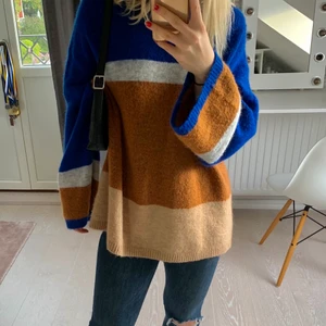 Oversized stickad tröja - En oversized stickad tröja i fina höstfärger. Den är nästan helt oanvänd, så den är som i nyskick. Tröjan är gjord av ull, polyamid, akryl, mohair och elastan. Köpt på WEEKDAY för 500kr men säljs för 200kr.