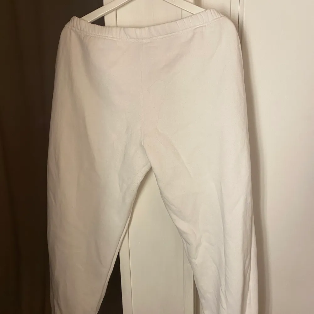 Vita mjukis från ginatricot, aldrig använda. Ordinarie pris 249kr. Säljs för 150 (om men kan mötas upp). Jeans & Byxor.