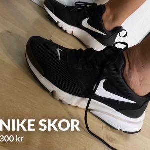 Nike skor - Storlek 37.5. Använd några gånger men är i jättebra skick! Frakt tillkommer❗️