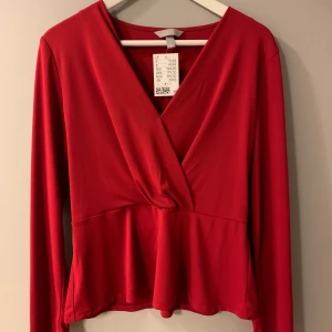 Topp  - Röd gullig topp från H&M. Säljes pga. Kommer aldrig använda den. Storlek S, normal i storlek. Prislapp kvar, endast testad. Nypris 200 kr 