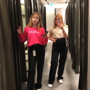 Jeans från zara - Ett par jätte fina jeans från zara väldigt populära. Jag är ungerfär 160cm lång. Använda ett få tal gånger då jag har flera liknande. Buda från 300kr