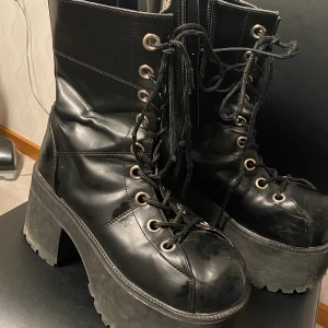 Svarta platform Demonia skor⛓🌱 BUD AVSLUTAS SNART - Bud från 100kr. 💫 jätte coola tyvärr för stora för mig så jag säljer vidare. skulle uppskatta storlek 40 kanske. inte helt säker eftersom det inte står i skorna. frakt tillkommer. 🌿 