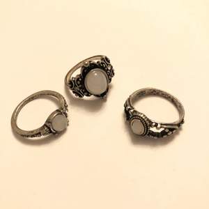 Säljer dessa silverfärgade ringar då jag inte får användning av de. Säljer alla tre för 100kr. Köparen står för frakten men kan även mötas i Stockholm. !!Allt saneras innan!!