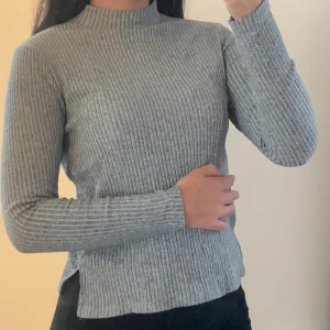grå ribbad - Grå ribbad tröja, nästan aldrig använd 