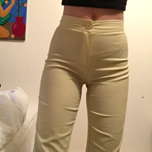 Ljusgula vintagebyxor!  - Supersnygga raka byxor från humana! En favorit jag nu måste göra mig av med då dom blivit för små:-( formar kroppen väldigt fint och materialet är relativt tunt! (Ser ut som att knappen sitter snett på 1a bilden men d gör den ej) midjemåttet är 64 cm, innerbenet är 76 cm och jag är ca 163 cm lång! Kan mötas i sthlm och annars står köparen för frakt💗